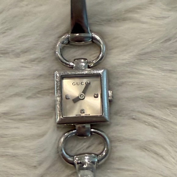 Gucci Tornabuoni 120 White Sunburst Dial with 3 Diamonds - Picture 8 of 8